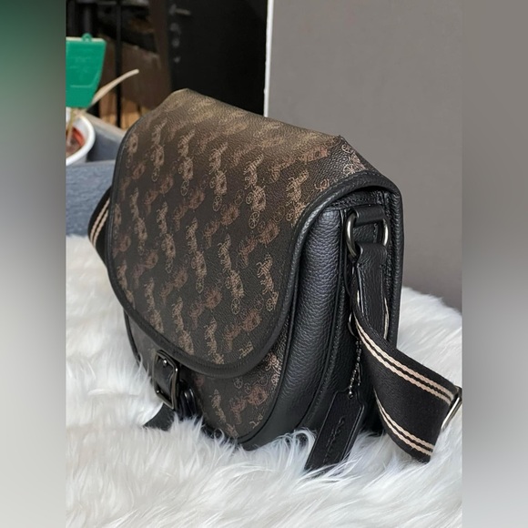 C5383 - Coach Hitch Crossbody with Horse and Carriage Print - Picture 2 of 14